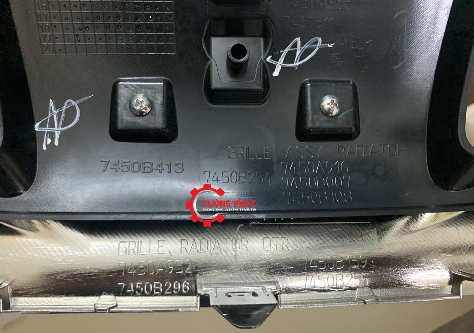Mat-ca-lang-ma-chi-Mitsubishi-Triton-2017-7450B108(2) Cận cảnh mặt sau ca lăng mạ chì Triton 2017 chính hãng
