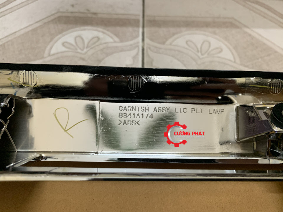 Nep-ma-cop-sau-Mitsubishi-Attrage-8341A200(4) Cận cảnh nẹp mạ cốp sau Attrage chính hãng