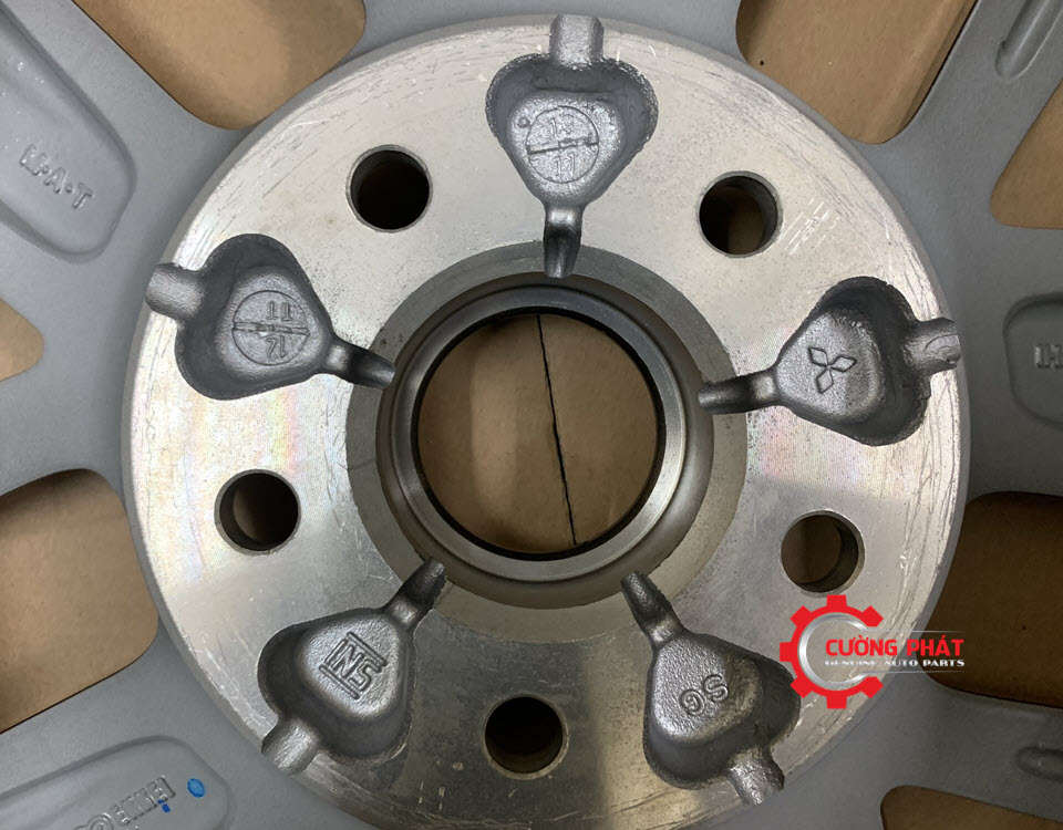 Mam-xe-Mitsubishi-Xpander-4250D867-Lazang(3) Cận cảnh mặt sau lazang xe Mitsubishi Xpander chính hãng