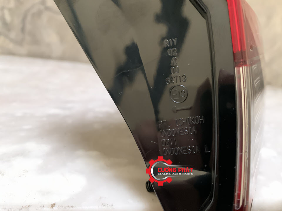 Den-lai-sau-phia-trong-Mitsubishi-Xpander-8330B097-8330B098-Den-hau(3) Chi tiết đèn hậu trong Xpander chính hãng