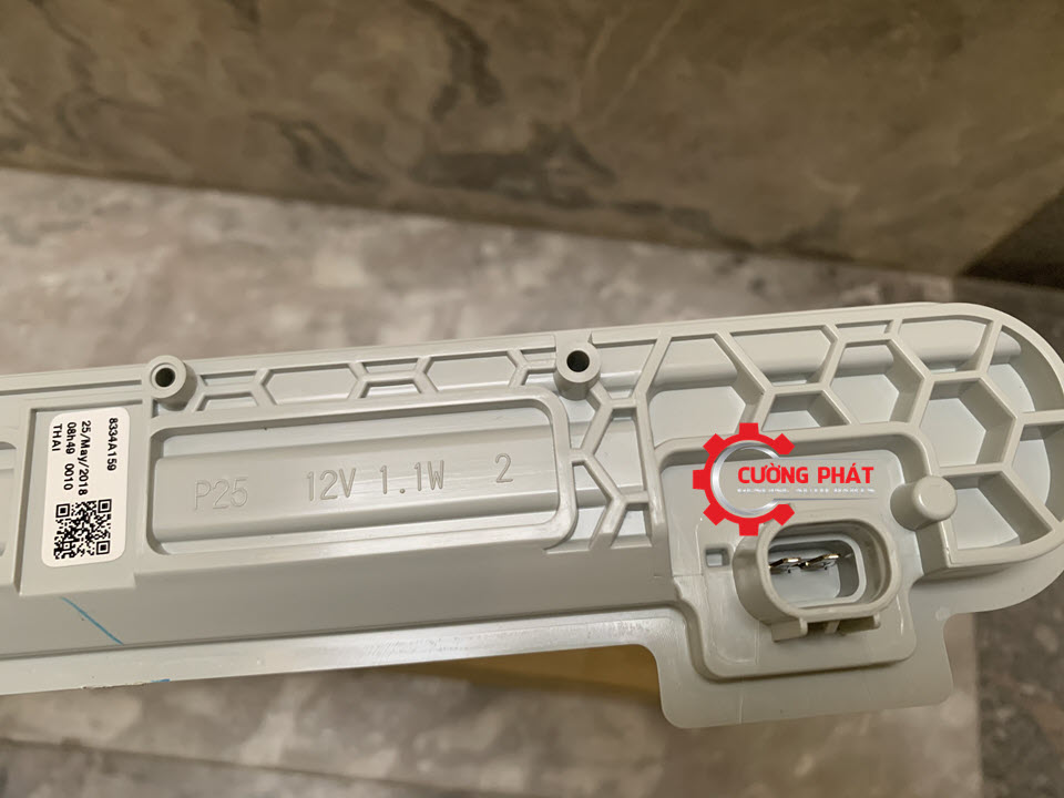 Den-phanh-cabin-sau-Mitsubishi-Triton-2016-8334A159-8334A158 (1) Chi tiết đèn phanh cabin sau Triton 2016 chính hãng