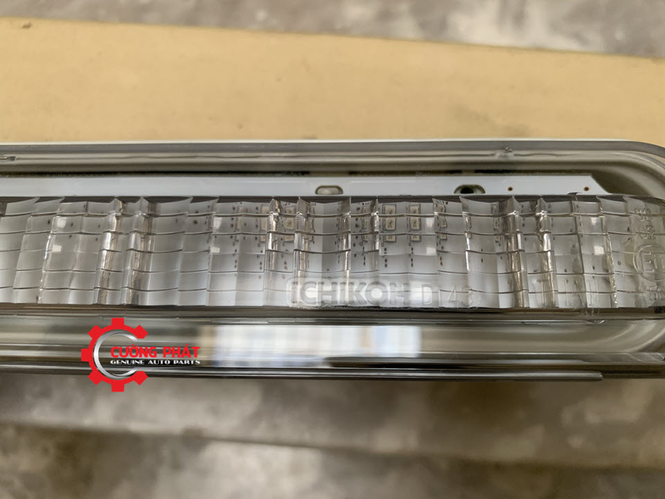 Den-phanh-cabin-sau-Mitsubishi-Triton-2016-8334A159-8334A158 (2) Cận cảnh đèn phanh cabin sau Triton 2016 chính hãng