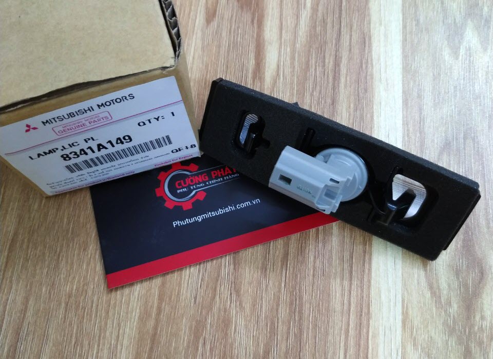 Den-soi-bien-so-Mitsubishi-Attrage-Pajero-Sport-8341A149(2) Cận cảnh đèn soi biển số Attrage, Pajero Sport chính hãng