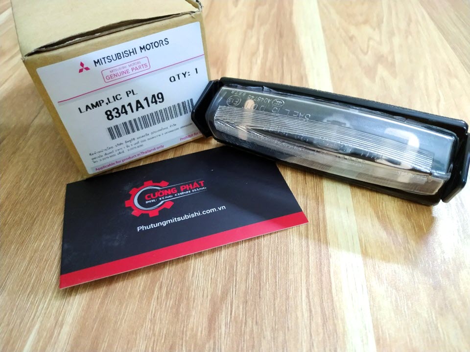 Den-soi-bien-so-Mitsubishi-Attrage-Pajero-Sport-8341A149(6) Hình ảnh đèn soi biển số Mitsubishi Attrage, Pajero Sport chính hãng