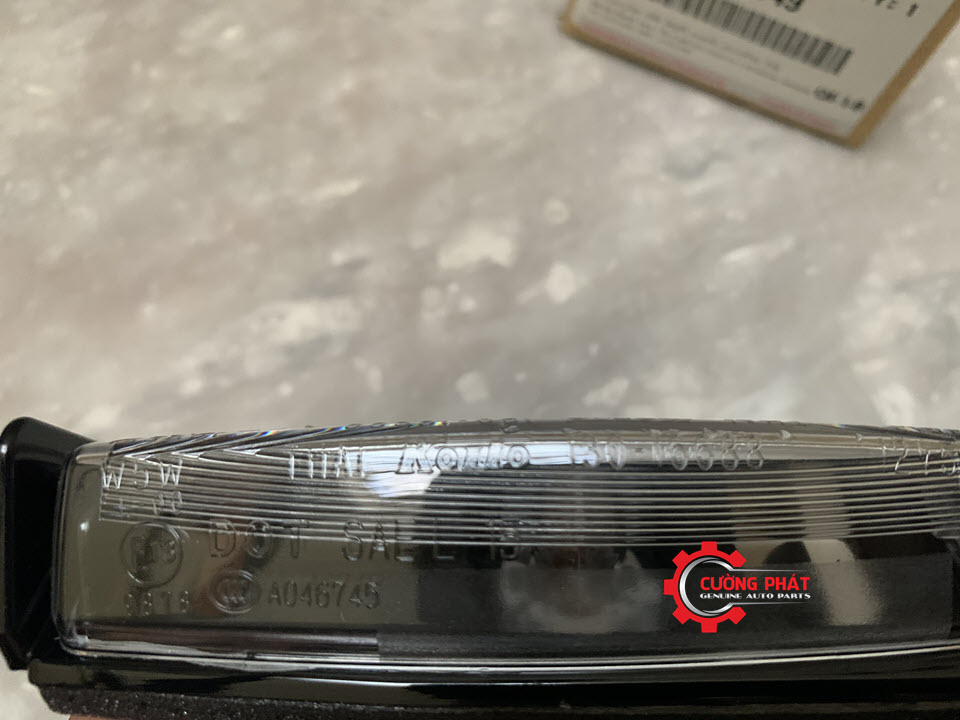 Cận cảnh đèn soi biển số Pajero Sport chính hãng