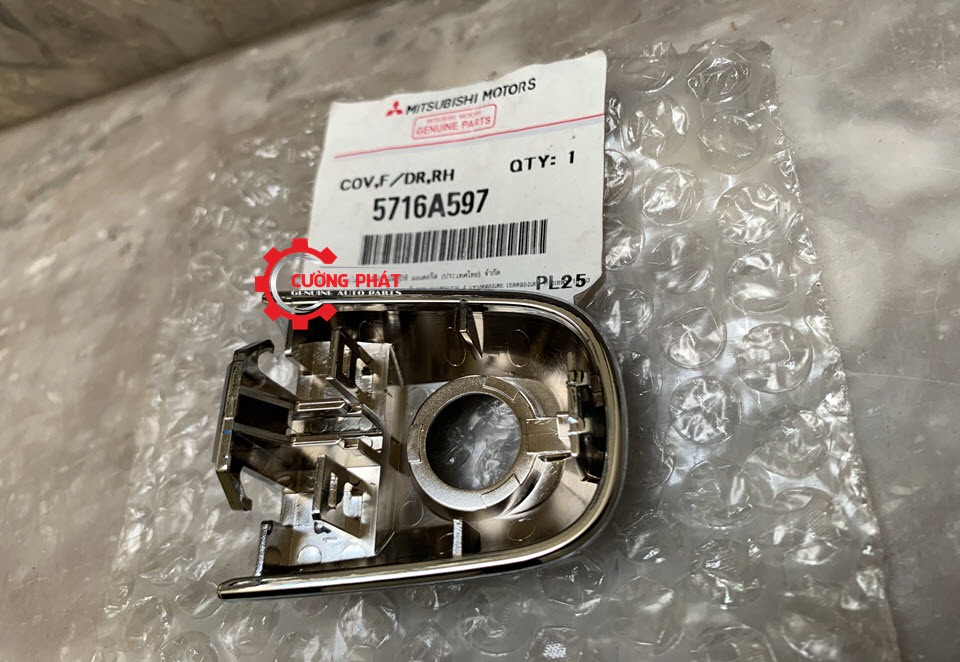 Duoi-tay-mo-cua-ngoai-Mitsubishi-Triton-2015-5716A597 Chi tiết đuôi tay mở cửa ngoài Triton 2015 chính hãng