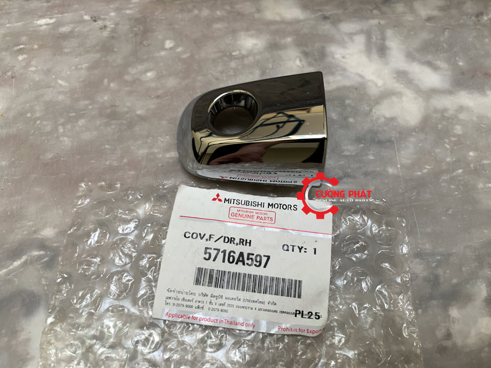 Duoi-tay-mo-cua-ngoai-Mitsubishi-Triton-2015-5716A597(1) Cận cảnh đuôi tay mở cửa ngoài Triton 2015 chính hãng