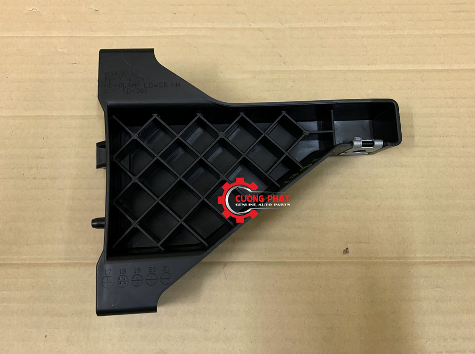 Gia-lap-den-pha-Mitsubishi-Xpander-8301D240-8301D239-bat-lap-den-pha (4) Cận cảnh giá lắp đèn pha Xpander chính hãng