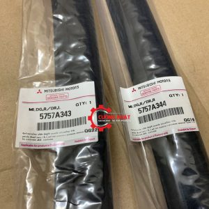 Hình ảnh nẹp chân kính ngoài cửa sau Mitsubishi Triton 2015 chính hãng