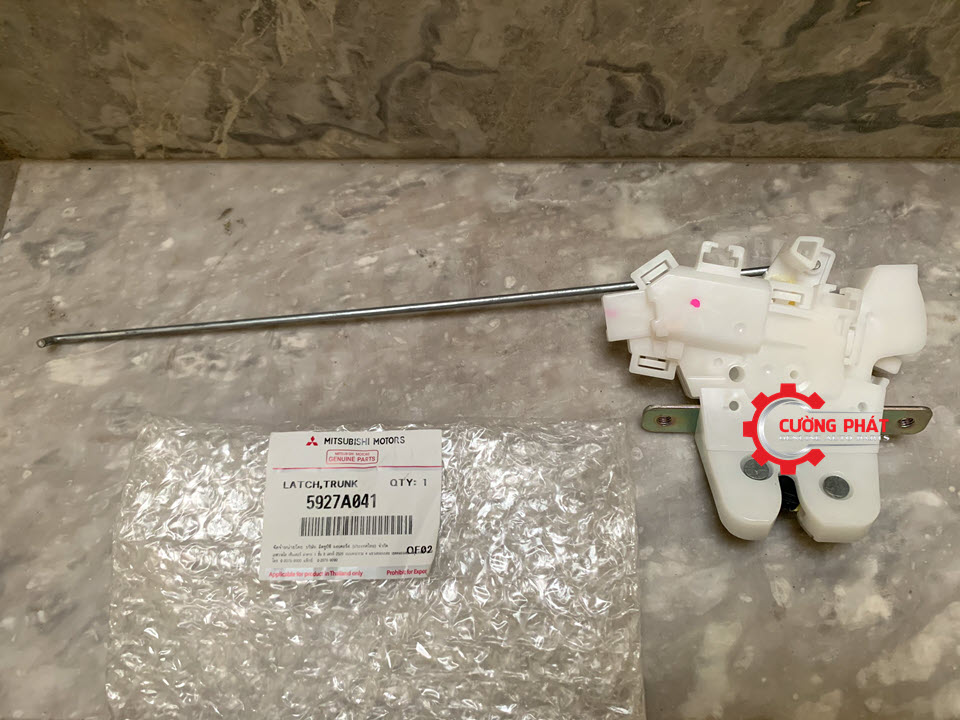 O-khoa-ngam-cop-Mitsubishi-Attrage-5927A041 Cận cảnh ổ khóa ngậm cốp Attrage chính hãng