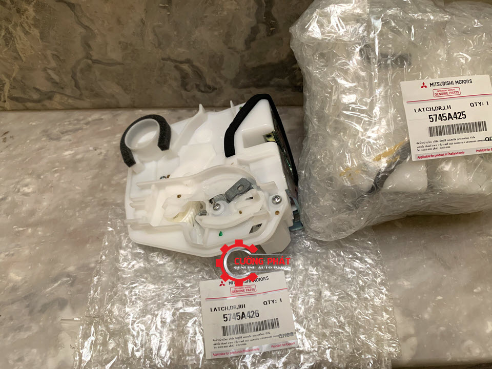 o-khoa-ngam-cua-sau-Mitsubishi-Attrage-Mirage-5745A425-5745A426(1) Chi tiết ổ khóa ngậm cửa sau Attrage, Mirage chính hãng