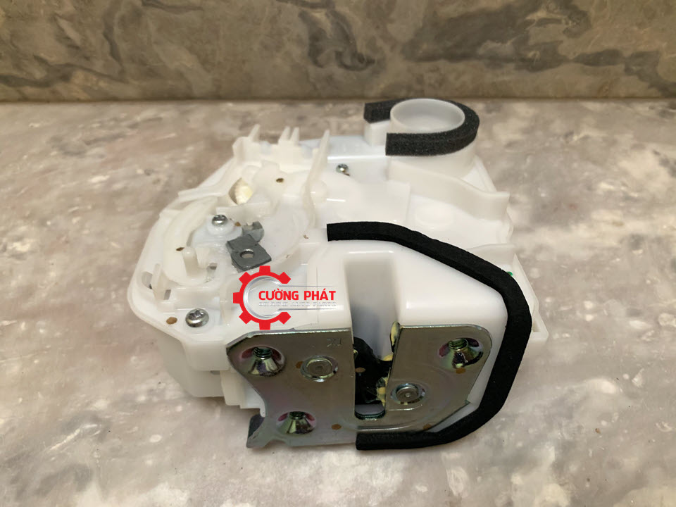 o-khoa-ngam-cua-sau-Mitsubishi-Attrage-Mirage-5745A425-5745A426(2) Hình ảnh ổ khóa ngậm cửa sau Mitsubishi Attrage, Mirage chính hãng