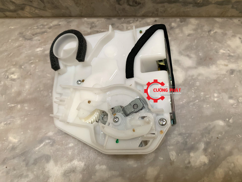 o-khoa-ngam-cua-sau-Mitsubishi-Attrage-Mirage-5745A425-5745A426(3) Cận cảnh ổ khóa ngậm cửa sau Attrage, Mirage chính hãng