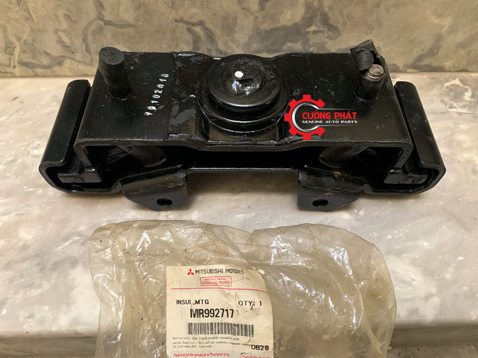 Cao-su-chan-hop-so-chinh-Mitsubishi-Triton-Pajero-Sport-MR992717 (1) Hình ảnh cao su chân hộp số chính Mitsubishi Triton, Pajero Sport chính hãng