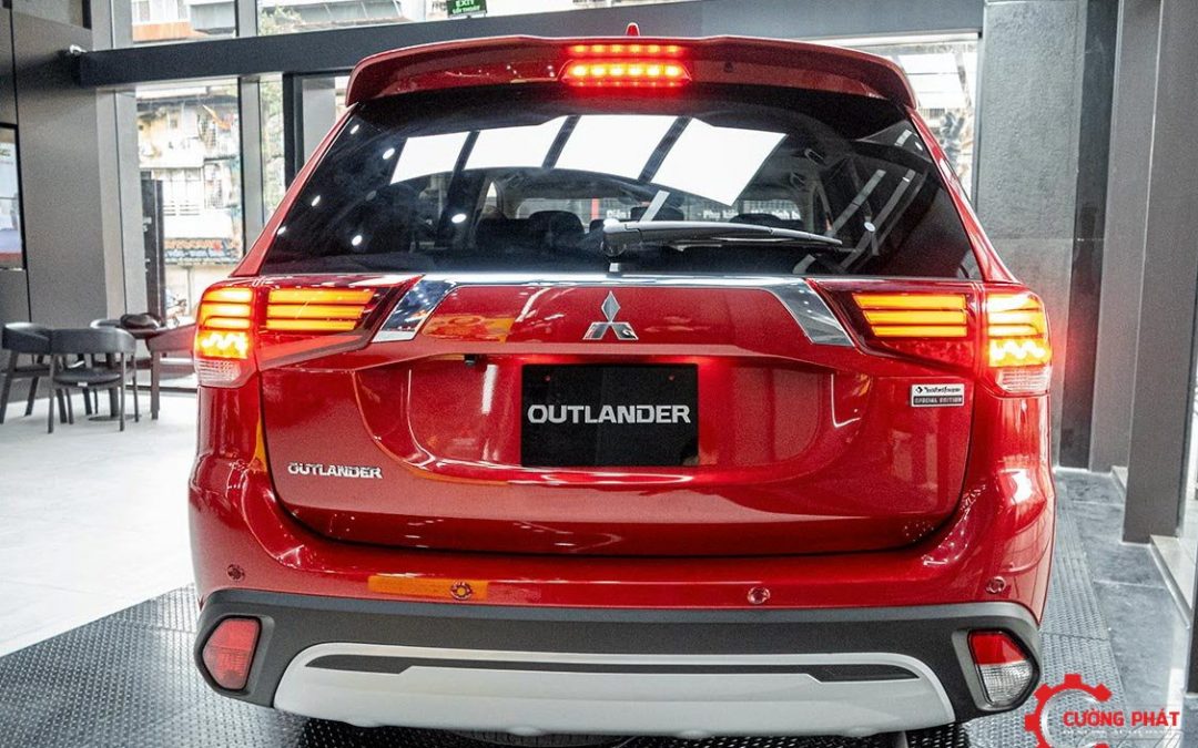 Đèn báo lùi của xe Outlander có 2 màu khác biệt