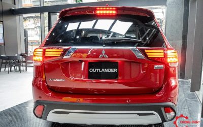 Đèn báo lùi của xe Outlander có 2 màu khác biệt