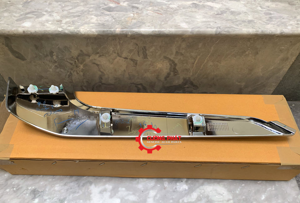 Nep-ma-vien-ga-lang-duoi-Mitsubishi-Triton-2019-6407A337-6407A338 (2) Cận cảnh nẹp mạ viền ga lăng dưới Triton 2019 chính hãng