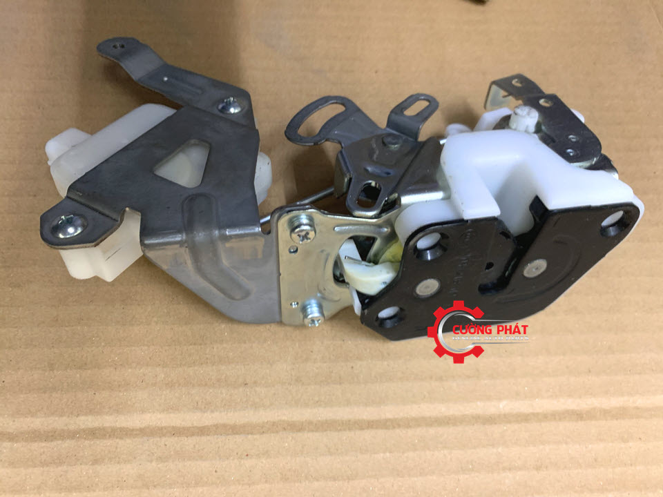 Co-cau-khoa-cua-hau-Mitsubishi-Pajero-V93-5828A058 (2) Cận cảnh cơ cấu khóa cửa hậu Pajero V93 chính hãng