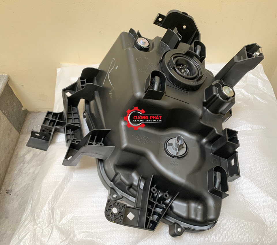 Den-pha-Mitsubishi-2018-2019-khong-LED-8301D121-8301D122(3) Mặt sau đèn pha Xpander 2018, 2019 chính hãng, bản halogen không LED