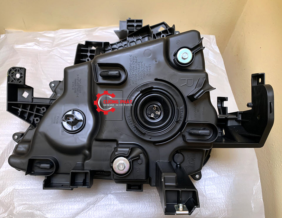 Den-pha-Mitsubishi-2018-2019-khong-LED-8301D121-8301D122(4) Cận cảnh mặt sau đèn pha Xpander 2018, 2019 chính hãng, bản halogen không LED