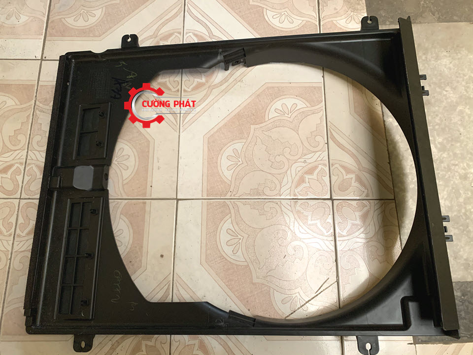 Long-quat-ket-nuoc-Mitsubishi-Triton-2010-1360A101 (2) Hình ảnh lồng quạt két nước Mitsubishi Triton chính hãng