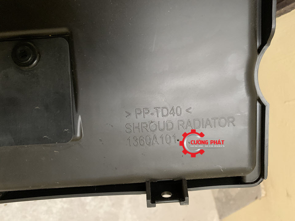 Long-quat-ket-nuoc-Mitsubishi-Triton-2010-1360A101 (4) Cận cảnh lồng quạt két nước Triton chính hãng