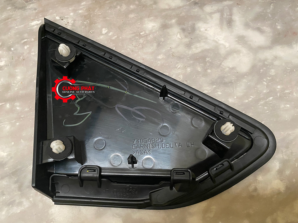 Op-tam-giac-tai-xe-Mitsubishi-Xpander-7405A735-7405A736 (2) Phía sau ốp tam giác tai xe Xpander