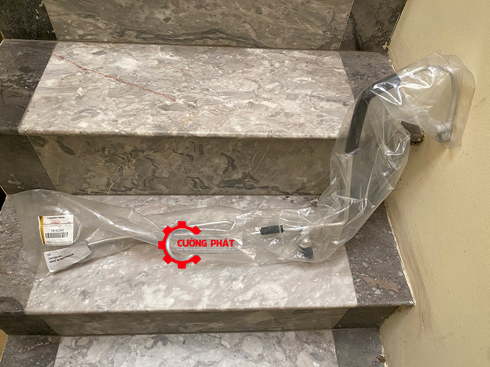 Ong-ga-lanh-Mitsubishi-Xpander-7815C263-7815C318 (1) Hình ảnh ống ga lạnh Xpander chính hãng