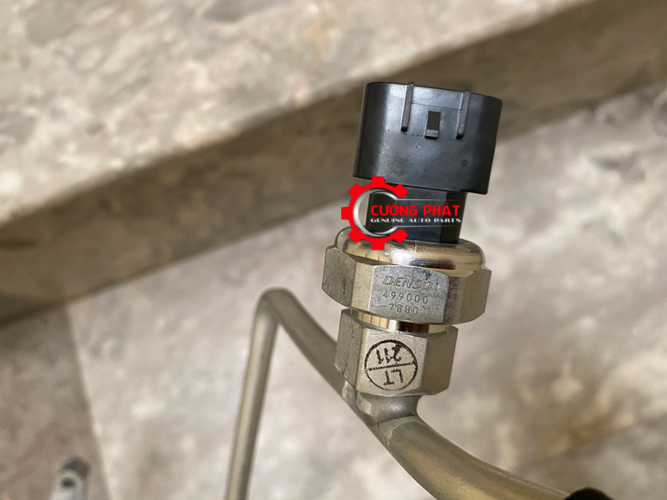 Ong-ga-lanh-Mitsubishi-Xpander-7815C263-7815C318 (6) Thương hiệu dập nổi trên ống ga lạnh xe Xpander