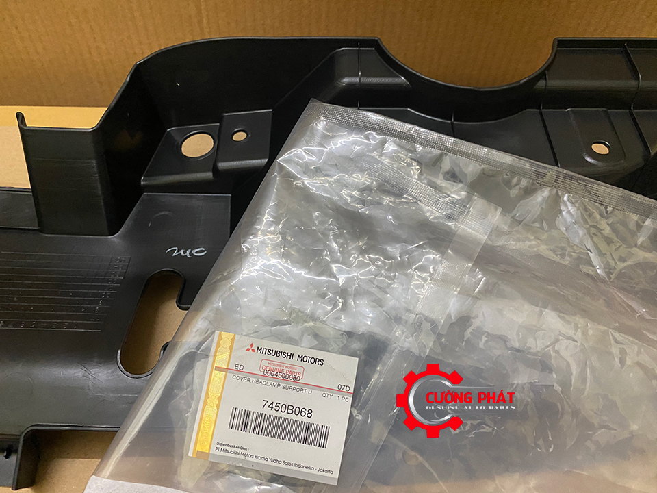 Op-che-khoa-capo-tren-galang-Mitsubishi-Xpander-7450B068 (4) Mã phụ tùng ốp che khóa nắp capo Xpander