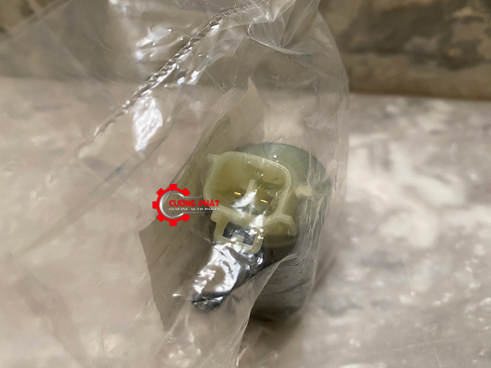 Motor-bom-nuoc-rua-kinh-Mitsubishi-Triton-2020-8260A489 (3) Chân giắc mô tơ bơm nước rửa kính Triton 2020-2021