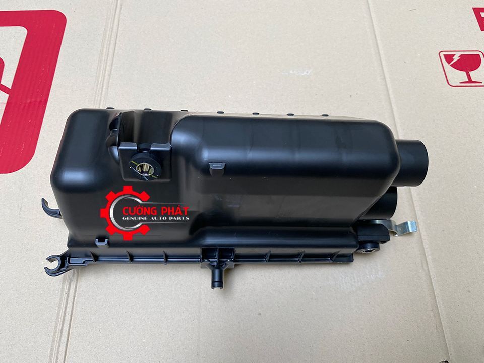Nap-hop-loc-gio-duoi-Mitsubishi-Attrage-Mirage-1500A404 (2) Phía trên nắp hộp lọc gió dưới Attrage, Mirage 2013-2021