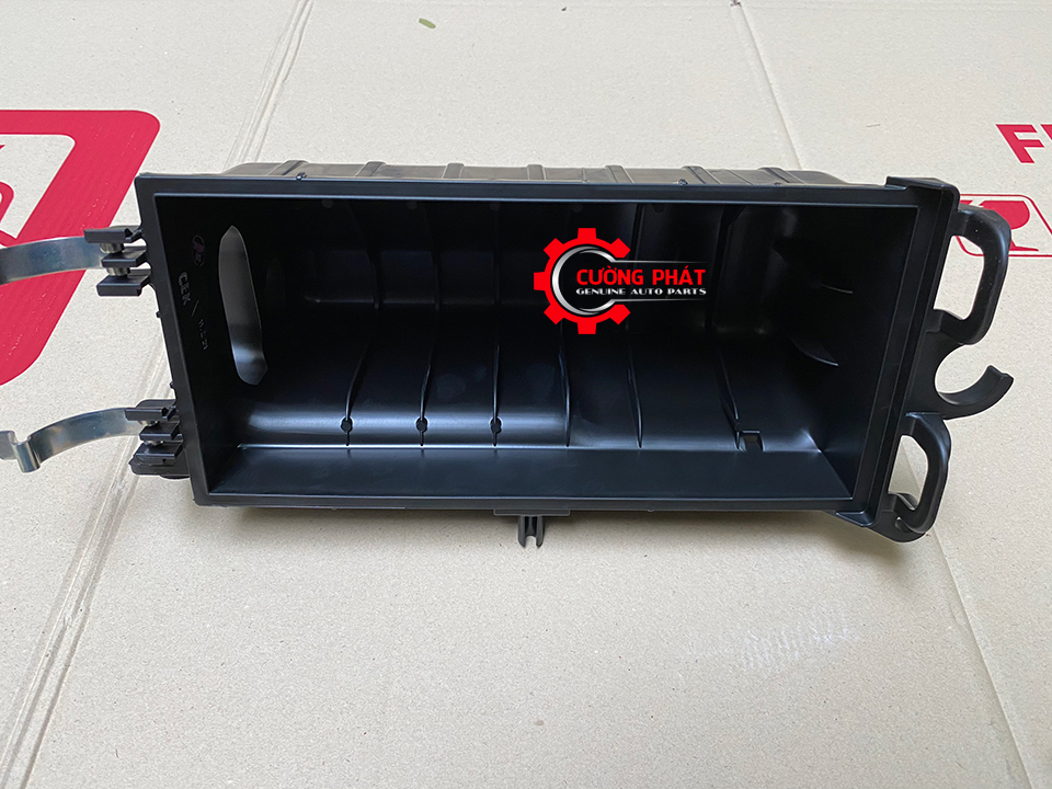 Nap-hop-loc-gio-duoi-Mitsubishi-Attrage-Mirage-1500A404 (3) Cận cảnh bên trong nắp hộp lọc gió dưới Attrage Mirage