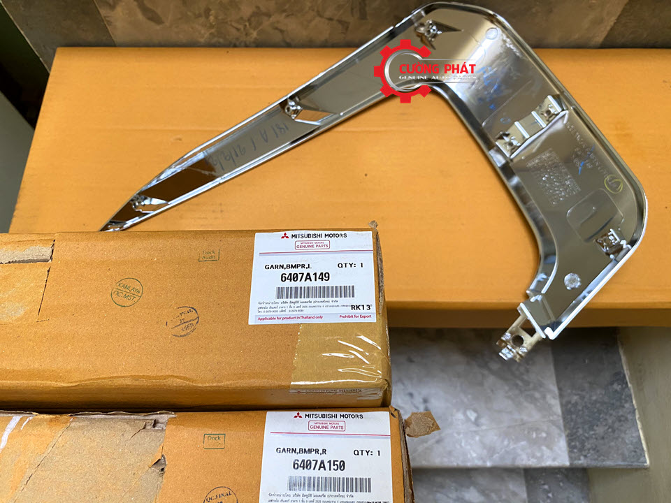 Nep-ma-can-truoc-tren-Mitsubishi-Pajero-Sport-2018-6407A149-6407A150 (1) Mã ốp mạ cản trước trên Mitsubishi Pajero Sport 2018 chính hãng