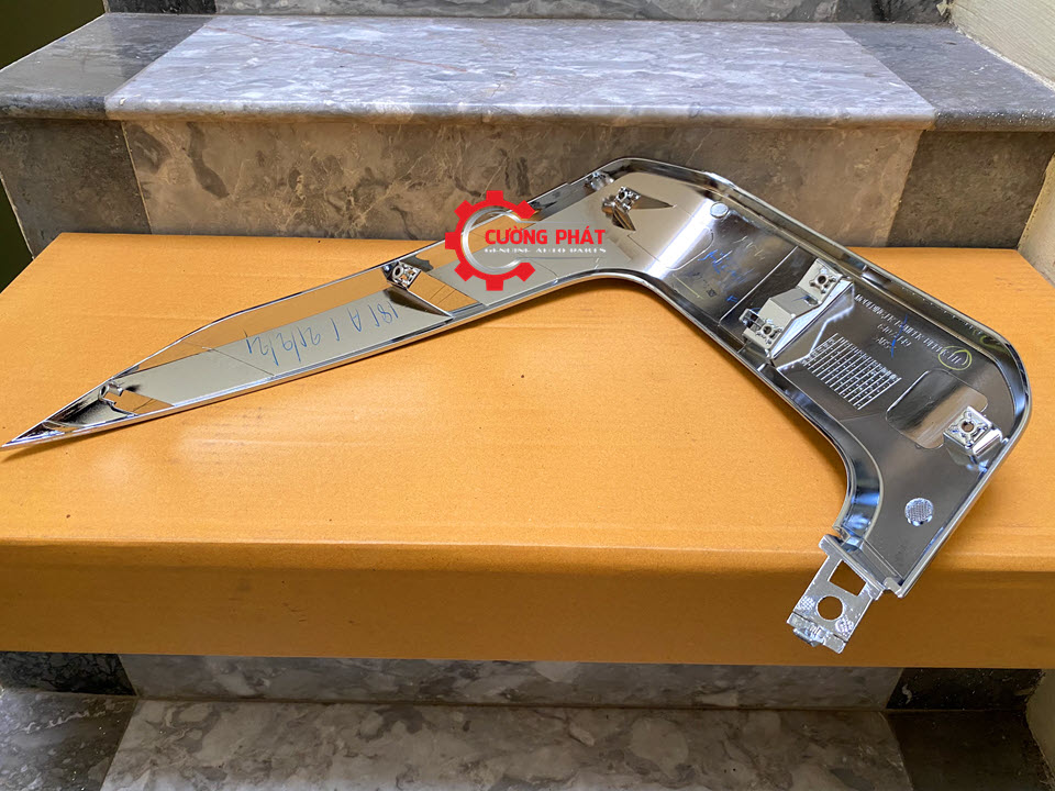 Nep-ma-can-truoc-tren-Mitsubishi-Pajero-Sport-2018-6407A149-6407A150 Mặt sau ốp mạ cản trước trên Mitsubishi Pajero Sport 2018 chính hãng