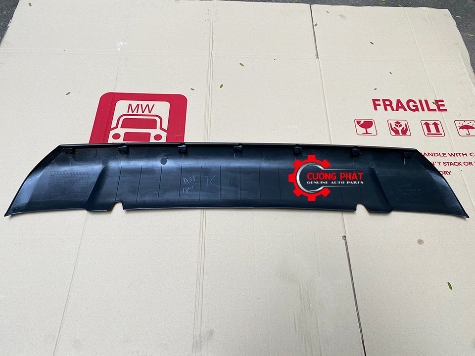 Op-can-truoc-Mitsubishi-Triton-2015-2018-6400F911-6400F912 (2) Cận cảnh phía trong ốp dưới cản trước Triton 2015-2018