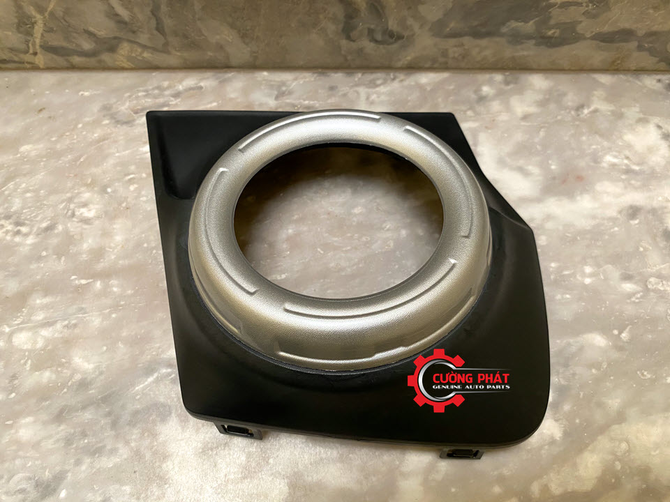 Op-den-gam-ma-Mitsubishi-New-Triton-2015-2018-8321A593HA (2) Hình ảnh ốp đèn gầm mạ Mitsubishi New Triton 2015-2018 chính hãng