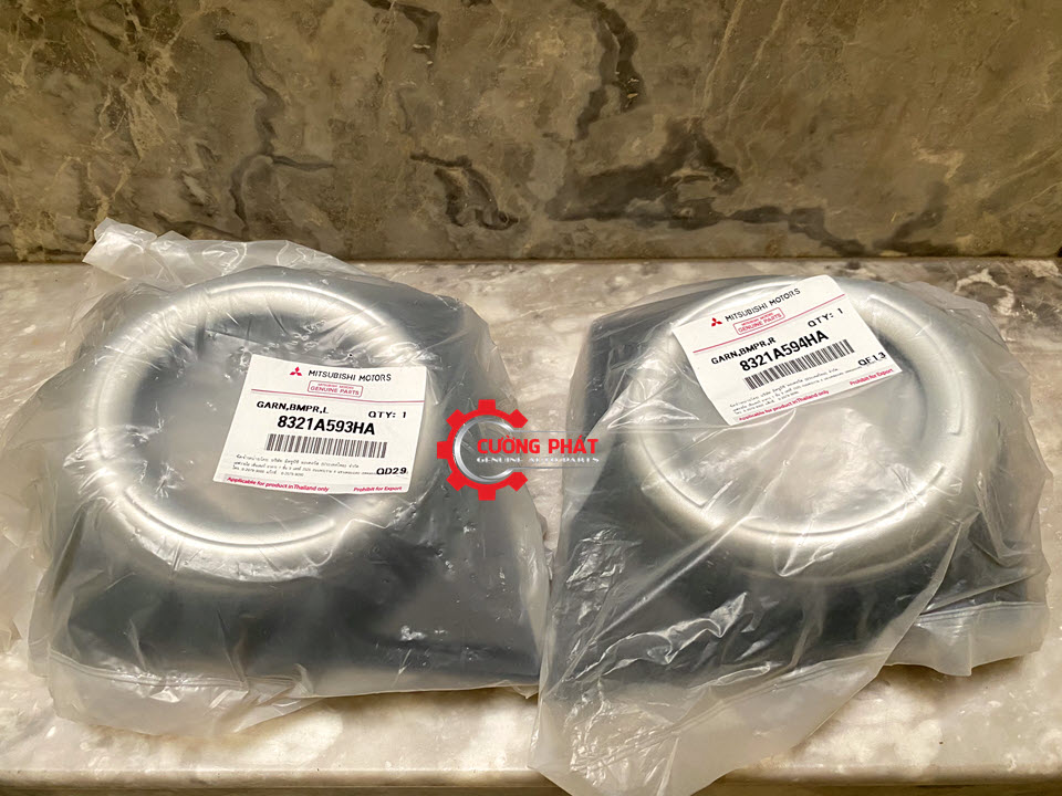 Op-den-gam-ma-Mitsubishi-New-Triton-2015-2018-8321A593HA (3) Mã ốp đèn gầm mạ New Triton 2015-2018 chính hãng