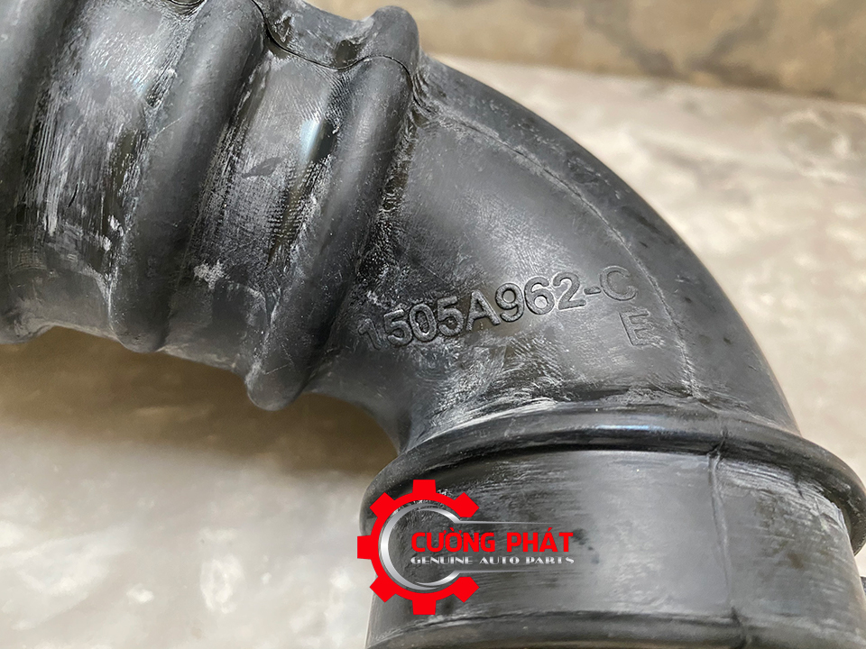 Cao-su-co-hut-bau-le-Mitsubishi-Xpander-1505A962 (2) Cận cảnh cao su cổ hút bầu le Xpander chính hãng