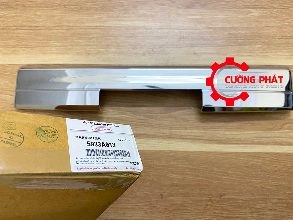 Op-tay-mo-cua-thung-Mitsubishi-Triton-20-5933A013 (3) Tem mã ốp tay mở cửa thùng Triton chính hãng