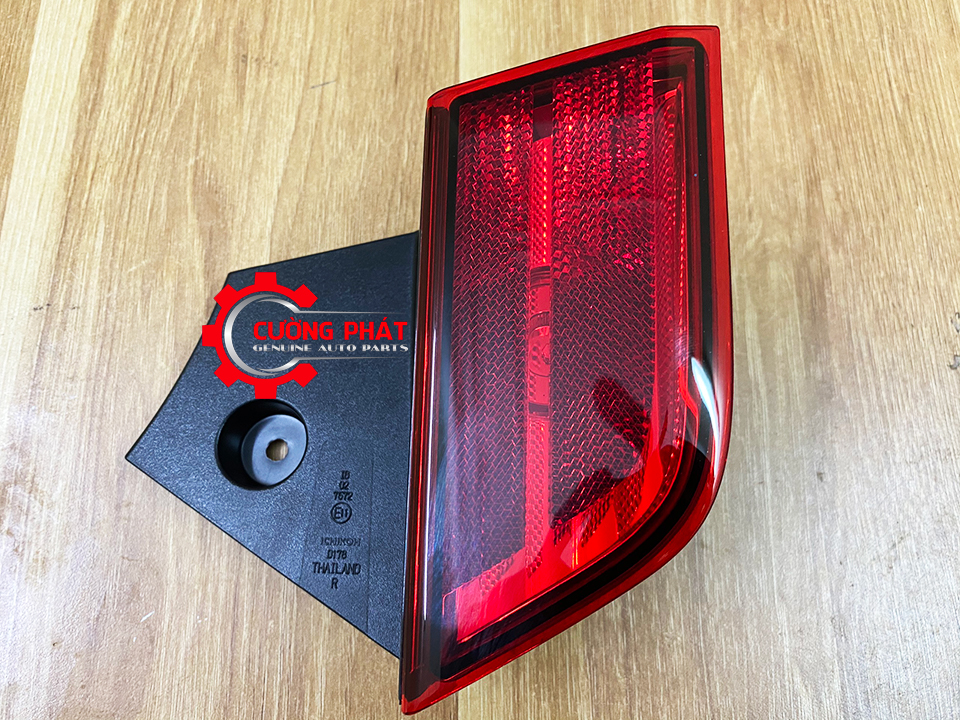 Den-phan-quang-sau-Mitsubishi-Pajero-Sport-2018-8355A027-8355A028 (1)