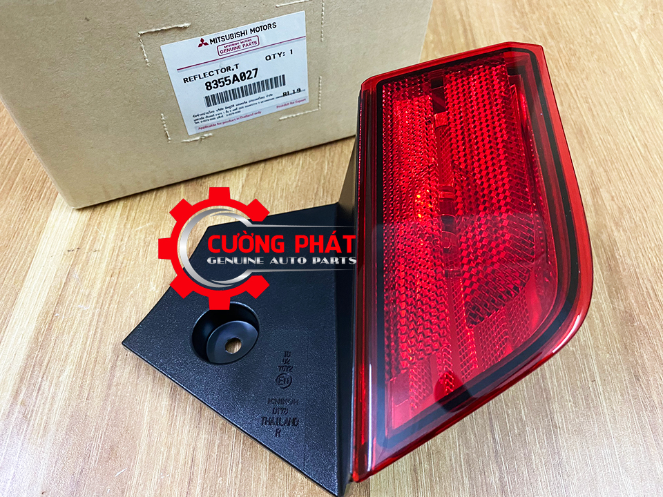 Den-phan-quang-sau-Mitsubishi-Pajero-Sport-2018-8355A027-8355A028 (2) Tem mã đèn phản quang sau Pajero Sport 2018