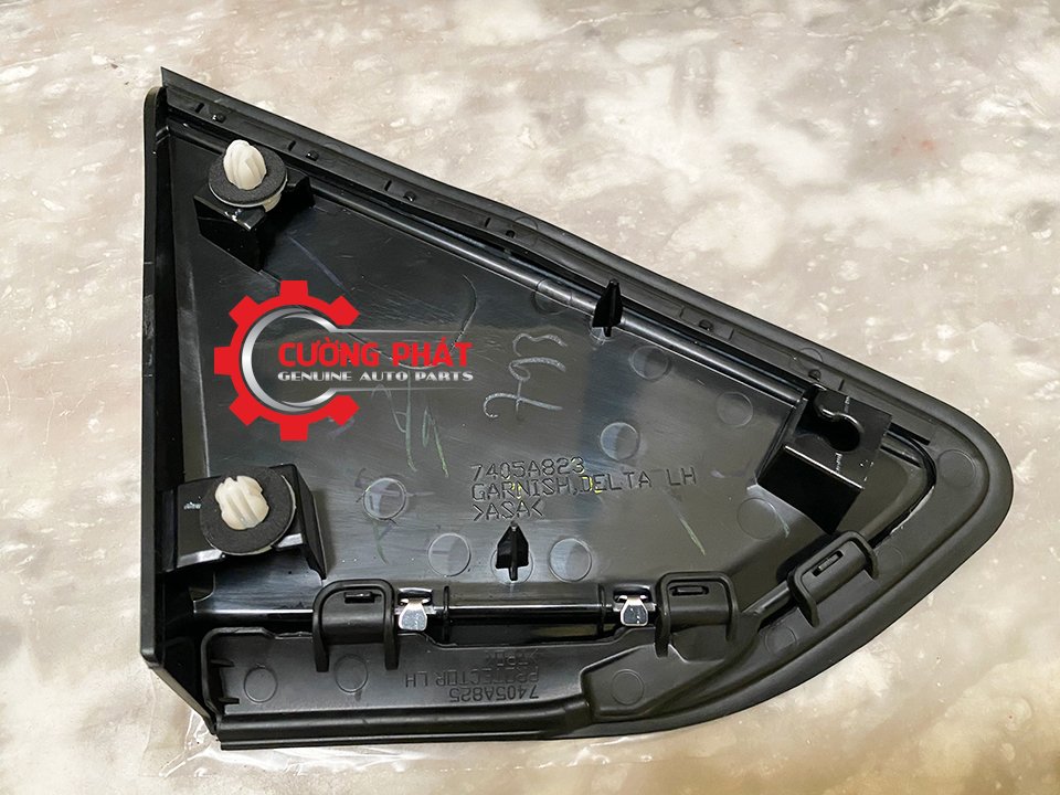 Op-tam-giac-tai-xe-lien-nep-ma-Mitsubishi-Xpander-7405A745-7405A746 (1) Mặt sau ốp tam giác tai xe liền nẹp mạ Xpander, Xpander Cross chính hãng