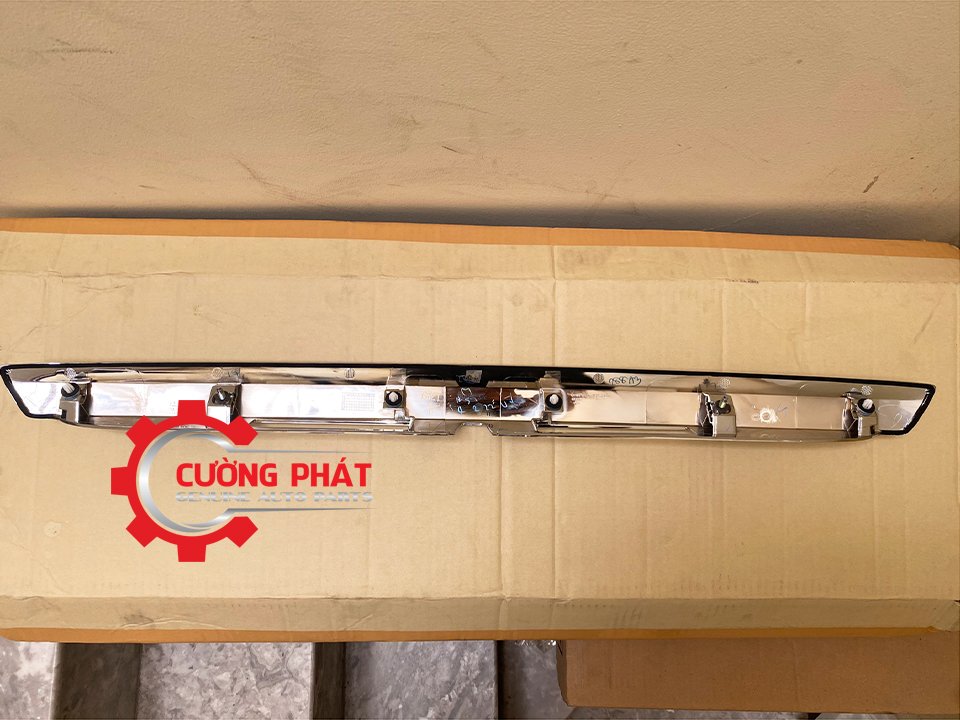 Nẹp-ma-cop-sau-Mitsubishi-Attrage-8341A199-8341A200 (2) Mặt sau nẹp mạ cốp sau Attrage chính hãng