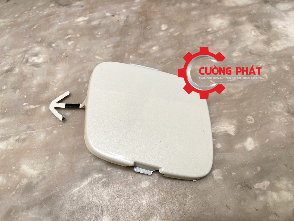 Nap-day-lo-keo-xe-phia-truoc-Mitsubishi-Attrage-6400F205WB Hình ảnh ốp lỗ móc kéo Mitsubishi Attrage chính hãng