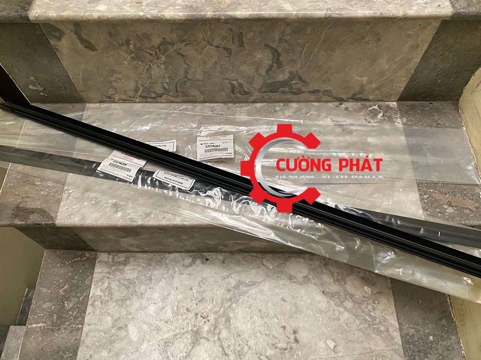 Nep-chan-kinh-canh-cua-truoc-Mitsubishi-Attrage-Mirage-5705A575 (2) Hình ảnh nẹp chân kính cánh cửa trước Mitsubishi Attrage, Mirage chính hãng