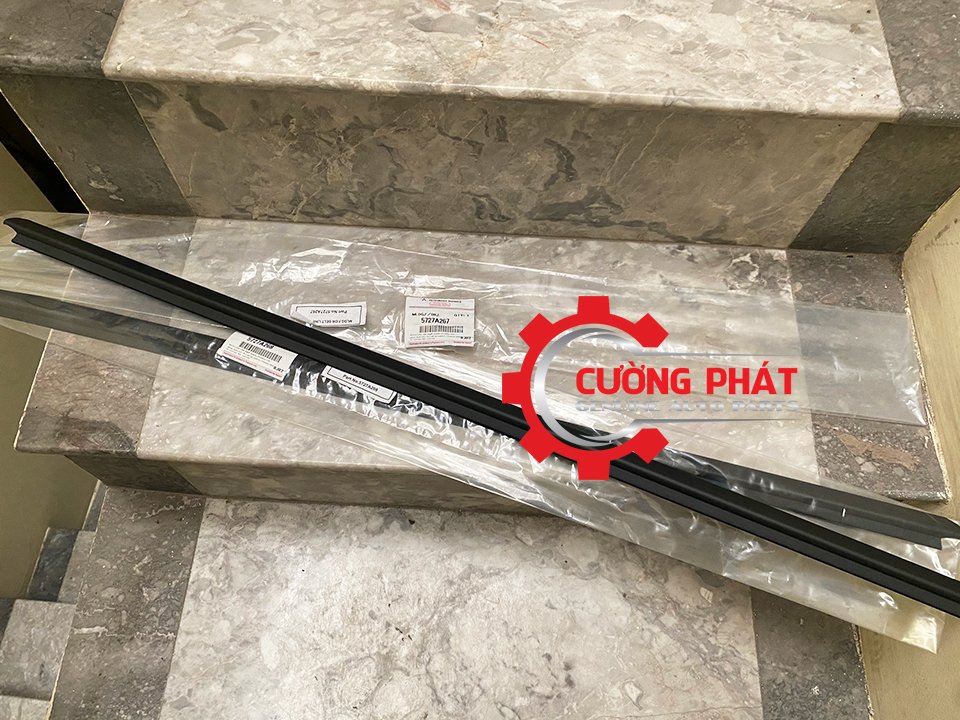 Nep-chan-kinh-canh-cua-truoc-Mitsubishi-Attrage-Mirage-5705A575 Chi tiết nẹp chân kính cánh cửa trước Attrage, Mirage chính hãng