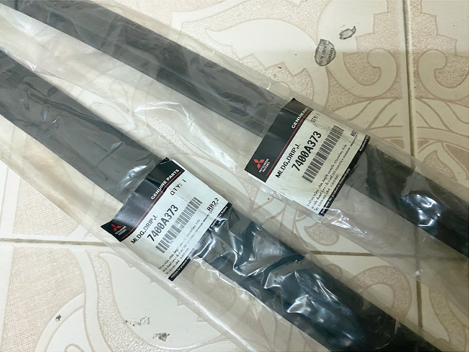 Nep-noc-Mitsubishi-Attrage-7400A373-7400A374 (1) Mã nẹp nóc Attrage chính hãng