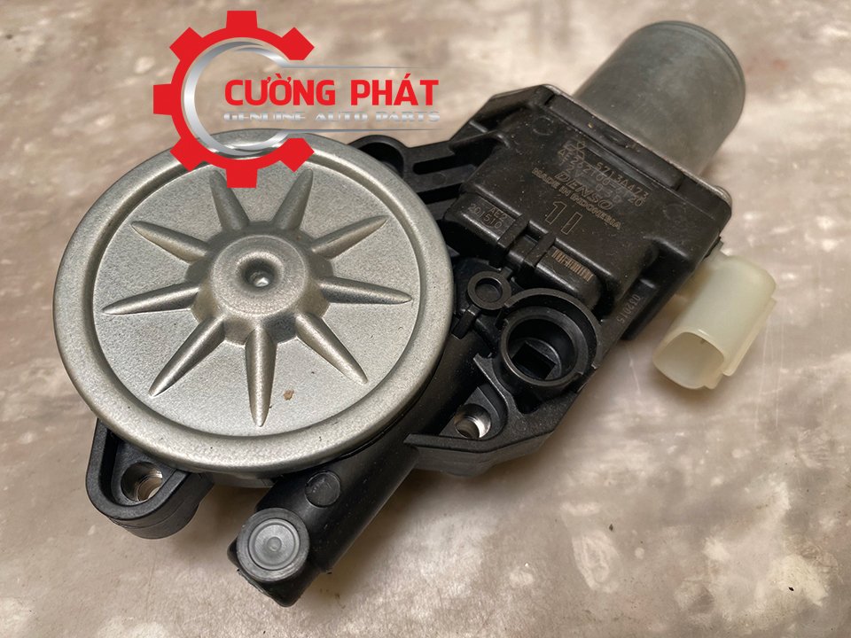 Motor-nang-kinh-cua-truoc-Mitsubishi-Triton-Pajero-Sport-2015-2022-5713A473-5713A474 (1) Hình ảnh mô tơ nâng kính cửa trước Mitsubishi Triton, Pajero Sport 2015-2022 chính hãng