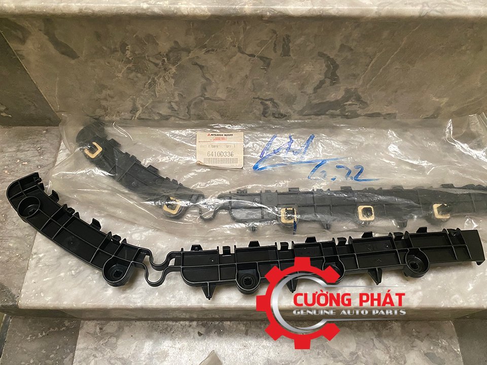 Gia-cai-can-sau-Mitsubishi-Outlander-2014-2020-6410D337-6410D338 (1) Hình ảnh giá cài cản sau Mitsubishi Outlander 2014-2020 chính hãng